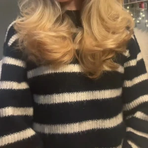 Randig tröja - Lånad bild köpte på hm för typ 1 år sen har jag aldrig använd sen dess finns inte kvar på hm! Skriv innan ni köper