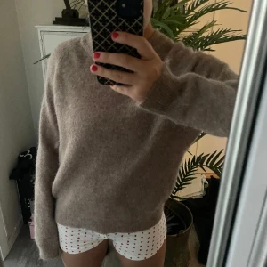 Stickad tröja Zara🤎 - Super mysig stickad tröja från Zara som tyvärr inte kommit till så mycket användning.🤎🤎