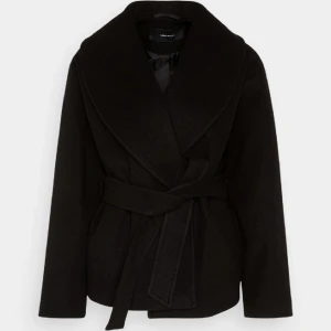 Svart kappa - Org pris 899kr❤️passar höst, vinter, vår även sommar. Sänkt pris vid snabb affär 