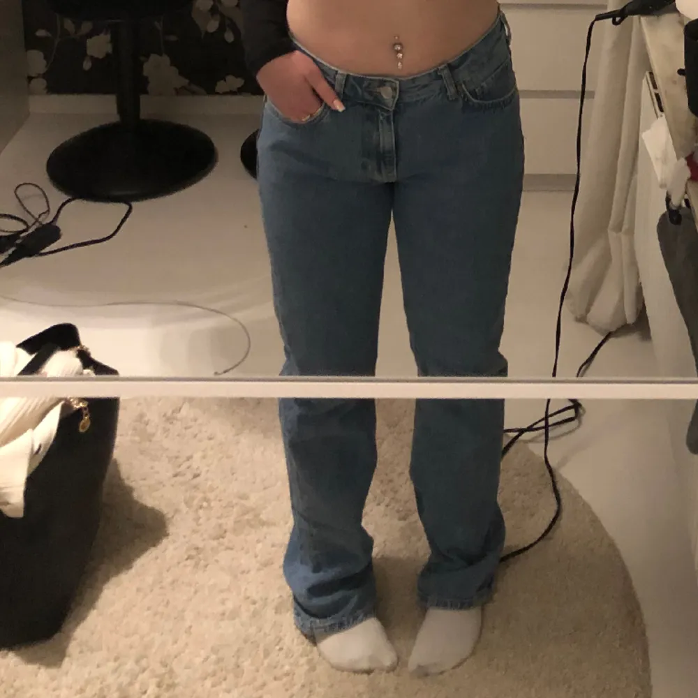 Säljer de här low waist straight jeansen ifrån bik bok då de är lite stora för min smak. De är i bra skick och långa på mig som är 163💕. Jeans & Byxor.