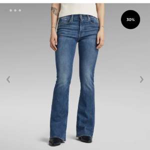 Samma jeans som på bilden fast i grå! Som nya då de tyvärr inte kommit till användning⭐️passar även längre (funkar för mig i längden som är 175)🥰