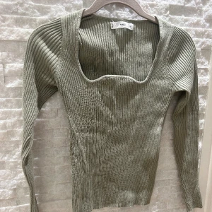 Tröja - Tajt ribbad grön tröja från Mango. Knappast använd och sitter fint på. 
