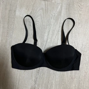 Svart bh  - Säljer denna svarta bh i stl 75B. Justerbara band, avtagbara band. Aldrig använd 