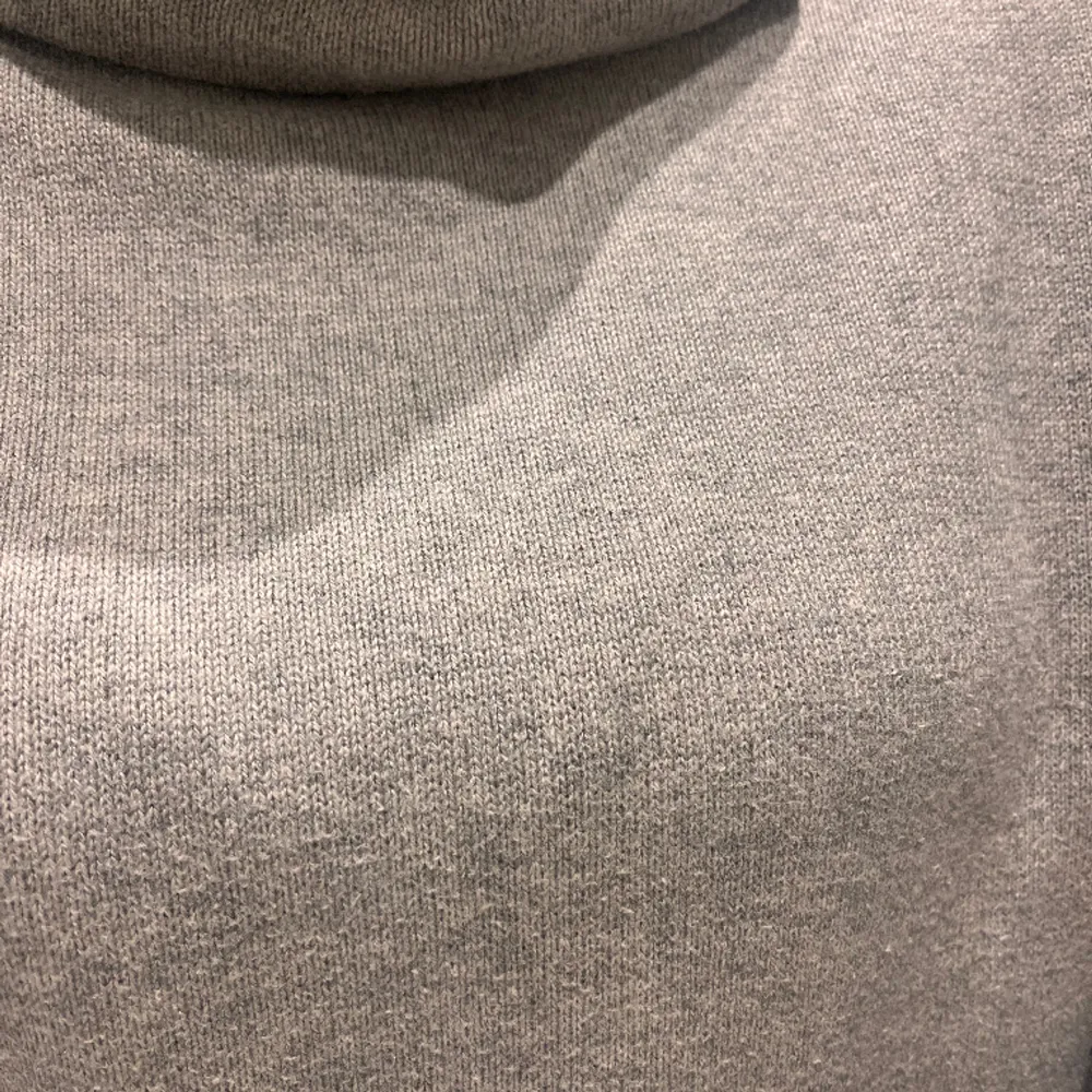 HOPE Lean Sweater, stickad polotröja Storlek: S Material: 60% bomull 30% polyamide 10% wool Färg: gråmelerad Skick: använd varsamt (se närbild på tyg). Tröjor & Koftor.