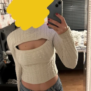 Stickad topp - En stickad topp med öppen detalj vid bysten. Köpt från zalando för ca 2 år sedan men endast använd 1 gång!!