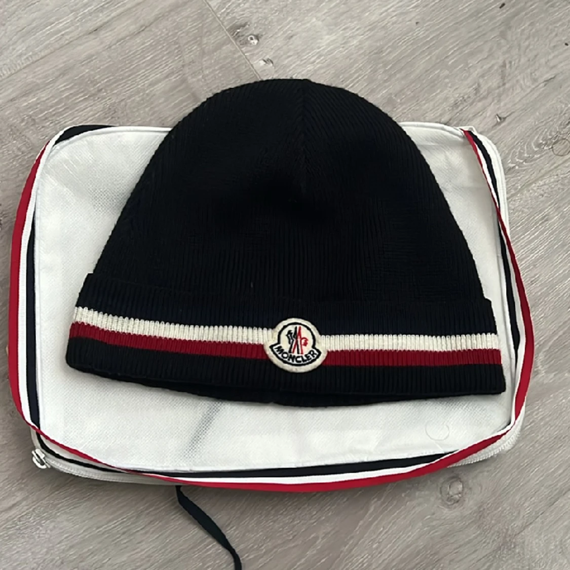 Moncler mössa - 90