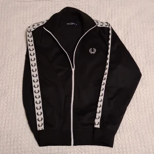 Fred Perry zip tröja stl M svart - Hej! Säljer nu min fred perry zip tröja som är i storlek medium. Den är fläckfri, rök o djurfri. Säljes då den har blivit för liten för mig. Knappt använd. Inköpt på Zalando för 1299:-. 