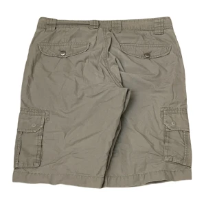 beige cargoshorts/jorts - säljer dessa ascoola baggy cargoshortsen. stora på midjan så det gör bra att ha på sig bälte. om du har frågor så är det bara att kontakta mig!