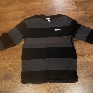 Sweatshirt  - Svart grå sweatshirt 