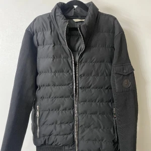 Moncler  - Säljer den då jag inte använder den längre , storlek L 