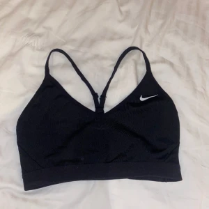 Nike sport bh - Sport bh från Nike i nyckick! Använd fåtal gånger. Storlek M, passar även S. 150kr