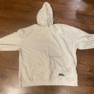 Hoddie  - Vit hoddie med No Fear tryck på ryggen