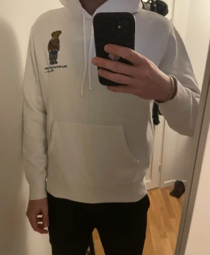 Ralph lauren polo bear hoodie - Ralph hoddie i Suez M men skulle nästa säga en L för passar mig som är 185cm. Köpt för 1600 för något år sedan. Jätte bra skick. 