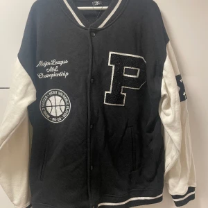 College jacka - Endast använd fåtal gånger. Mest hängt i garderoben.  Nypris 499kr  (Köpt 2020)