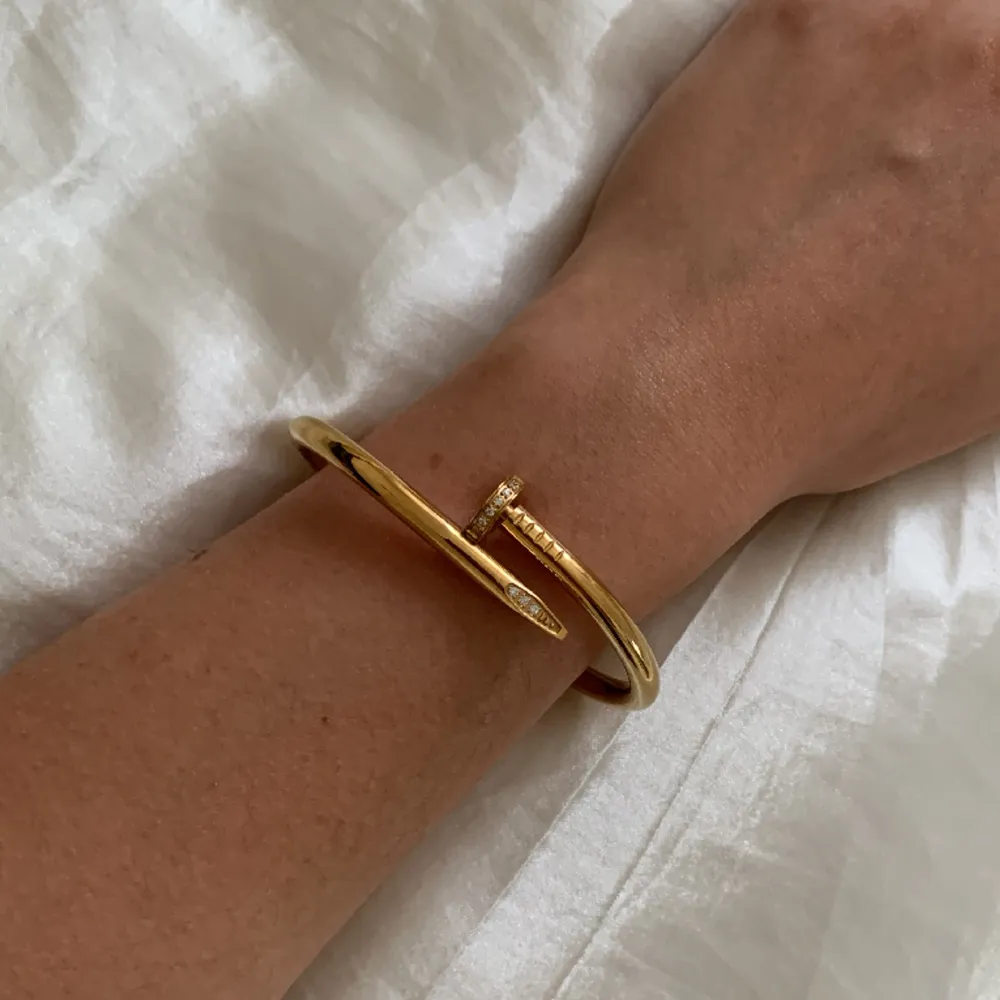 ”nail” bangle/ armband. Använd en gång men lite stor för mig.. Accessoarer.