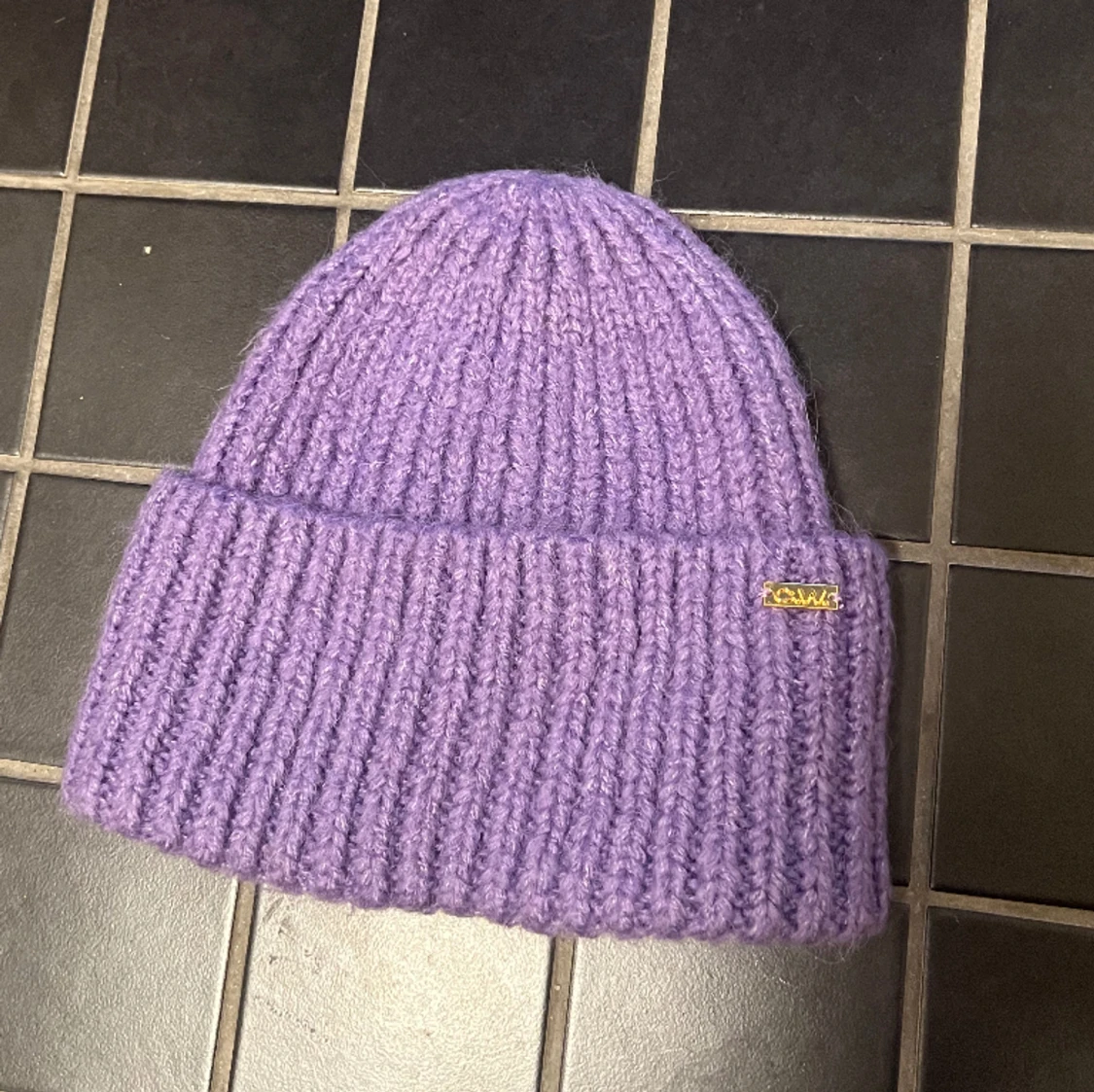 Lila mössa Carin Wester