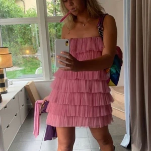 Zara volang klänning  - ZARA Limited Edition Ruffled Tulle Dress. Super söt klänning från Zara. Oanvänd 💕