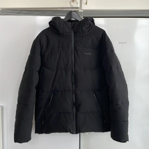 Woodbid jacka  - En woodbird jacka som är varm o skön i storleken L Fint skick. jag är 185 cm o den passar mig bra 