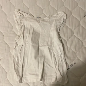 Tröja från Ullared - Vit tröja från Ullared i storlek 134/40. Ett litet hål