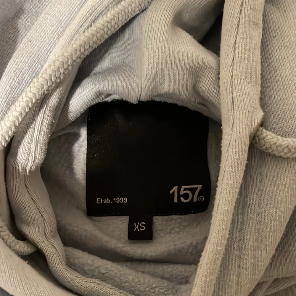 Tröja från lager 157 i storlek XS. På tröjan står det ”A RAY OF SUNLIGHT”. Ganska bra skick. Hoodies.