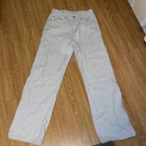 Randiga jeans i ljusblått och vitt från Zara i storlek 40. Använda ungefär 3 gånger och är i bra skick. 