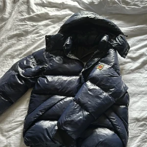 Fet jacka - säljer en blå glansig jacka, köpte den nyligen men den va lite stor för mig, pris kan diskuteras!