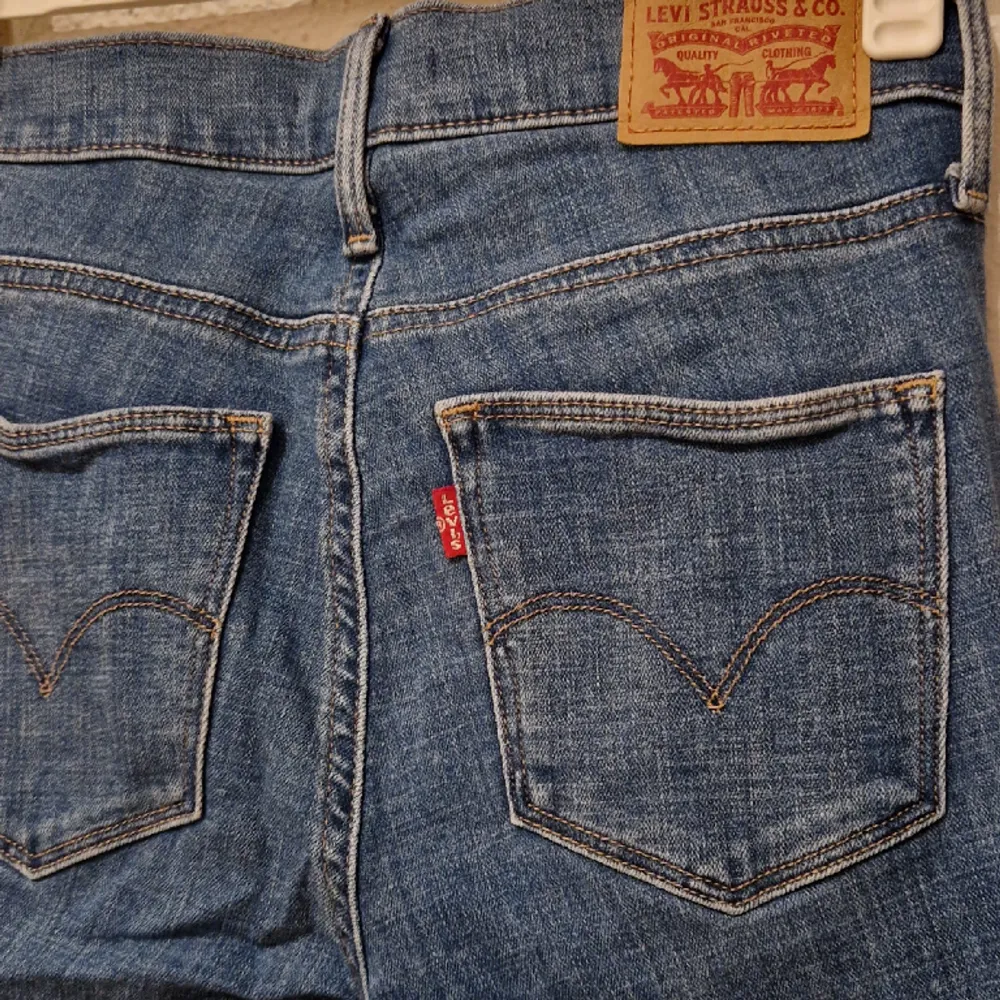 Blå Levi's jeans i modellen slimming skinny. Avklippta, passar ca 160-165 cm lång. Storlek 25. Jeans & Byxor.