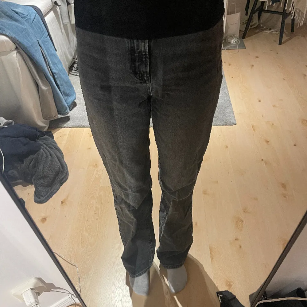 Superfina högmidjade jeans från Zara❤️‍🔥relativt använda men inga defekter!. Jeans & Byxor.