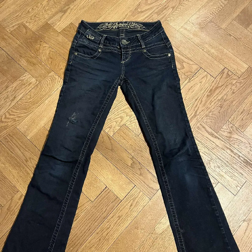 Superfina lågmidjade y2k jeans! Priset är diskuterbart! 🩷🎀 . Jeans & Byxor.