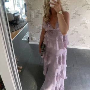 Otroligt fin balklänning - Rosa lila balklänning köpt på Zalando maj 2023. Stolek 38. Ny pris 1200kr. Använd 1 gång. Säljer för 1000kr.