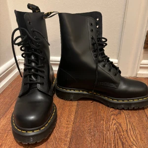 Dr martens - Dr martens, modell Bex. Nyskick då jag endast använt de 2 ggr. Köptes för ca 2200kr. 🎀Riktigt balla men kommer inte till användning hos mig. Pris kan diskuteras!