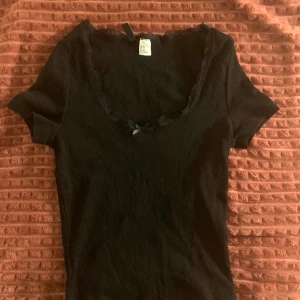 svart topp  - Jättesöt urringad svart topp som ej kommer till användning🖤