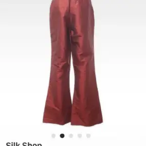 Säljer dessa asballa och trendiga röda byxor då de tyvärr är för små ❤️den är mindre i storlek så skulle säga att det är strl 40
