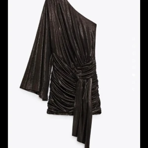 Nyårsklänning zara - Perfekt nyårsklänning från zara som inte säljs längre! Ändast använd en gång😍😍❤️