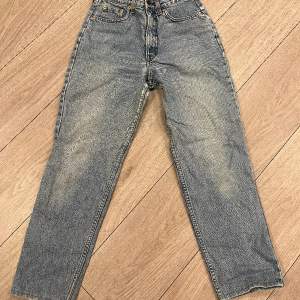 (Nr.3) Vintage Levis jeans!   Superfina, har litet hål bak vid en av fickorna 🤍