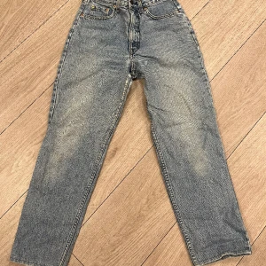Levis jeans - (Nr.3) Vintage Levis jeans!   Superfina, har litet hål bak vid en av fickorna 🤍