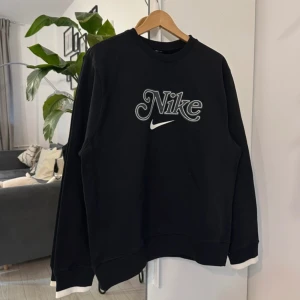 Nike sweatshirt - Sjukt snygg sweatshirt från Nike, nyköpt och aldrig använd, inga defekter! Nypris var 1000kr