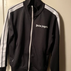 Palm angels track top - Säljer min Palm angels tröja då den inte kommer till användning längre. Väldigt fint skick, inga skador!  Storlek: S Skriv för fler bilder eller funderingar. Pris: 3000kr