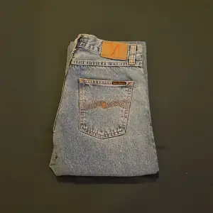Nudie jeans i modellen Rad Rufus-i storlek 29/32-skick 10/10, endast använda fåtal gånger-nypris 1599-mitt pris 329
