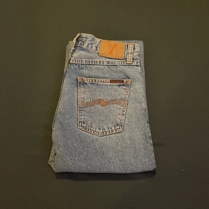 Nudie jeans Rad Rufus - Nudie jeans i modellen Rad Rufus-i storlek 29/32-skick 10/10, endast använda fåtal gånger-nypris 1599-mitt pris 329