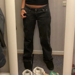 Svarta jeans  - Har gått lite på dom så pytte lite slitna på slutet men man ser inte. Är i super bra kvalite. Vill köpa nya jeans därför säljer jag. Low rider från lager 157 som knappt finns i lager. 💞