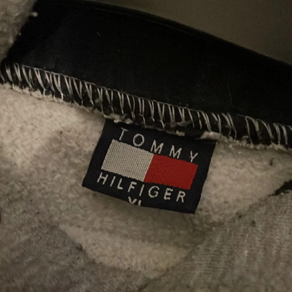Tommy Hilfiger Hoddie (!SnÖrEn SaKnAs!), Frågor bevaras i Dm! . Hoodies.