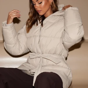 Precious puffer jacket - Supersnygg beige jacka från Nelly 💓 I fint skick, som ny! Köpt för 799. Liknar färgen i den första och sista bilden 😊