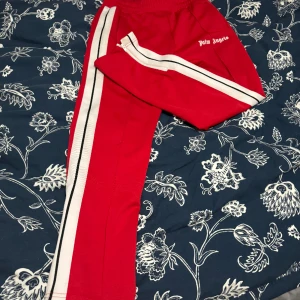 Palm angels byxor - Grymt sköna och snygga PA byxor. Har inget kvitto eller liknande men dom är äkta och sparsamt använda. Kan även tänka mig byta mot mörkblåa,mörkgröna eller svarta.