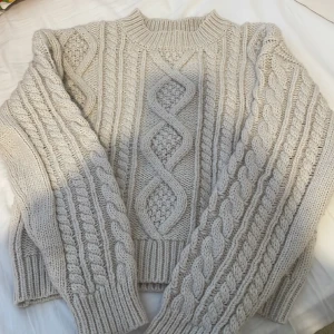 Stickad tröja - Jättefin stickad tröja från lindex💗 köpt för 499 förra året. Inga defekter och är knappt använd💗Ger lite Rory Gilmore vibes och är perfekt för vintern💗