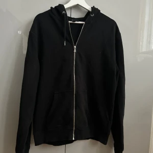 Svart Ziphoodie - Svart ziphoodie från New Look i storlek L men sitter som en M. 