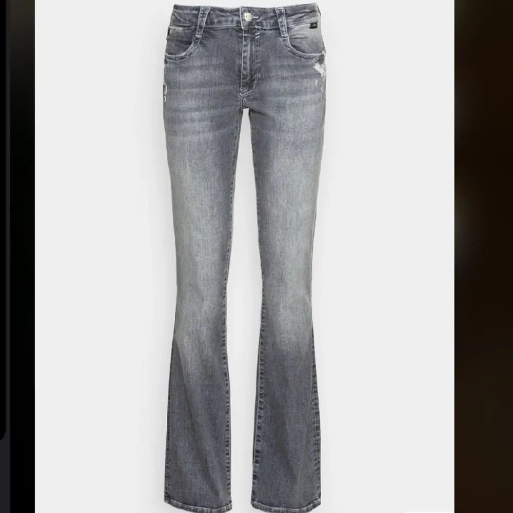 Säljer dessa snygga Mavi jeansen som tyvärr inte kommer till användning💕skriv för fler egna bilder. Jeans & Byxor.