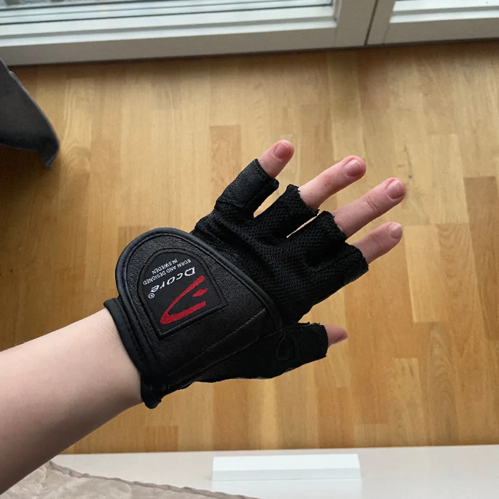 Helt oanvända träningshandskar, bara testat dem för bilden & när jag fick dem men aldrig använt på gymmet. Säljer då de tyvärr inte kommer till användning . Accessoarer.