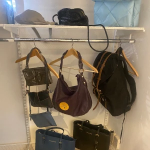 Väskor i alla dess former, billigt - Vill bli av med dessa, skriv vilken som är av intresse för mer specifik into. Stand Studio (ljusblå väska till höger längst upp) dyrare, de andra till lägre priser.