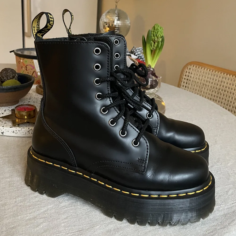 Ett par Jadon från dr. Martens i Storlek 38 Använda enbart 1 ggn så i perfekt skick fortfarande :) Nypris 2400kr. Skor.